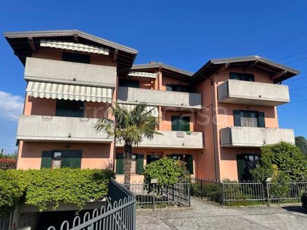 appartamento in vendita a Lomazzo in zona Manera