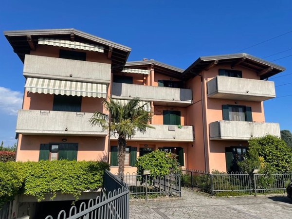 appartamento in vendita a Lomazzo in zona Manera