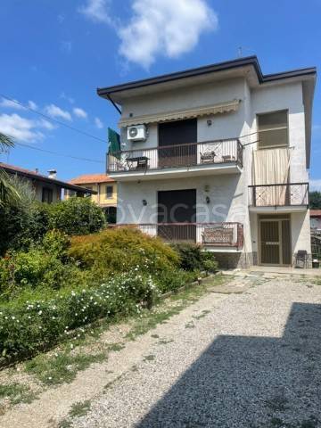 appartamento in vendita a Lomazzo in zona Manera