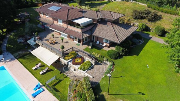 casa indipendente in vendita a Longone al Segrino