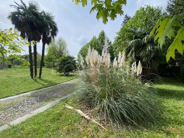 casa indipendente in vendita a Longone al Segrino