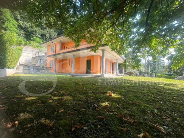 casa indipendente in vendita a Longone al Segrino