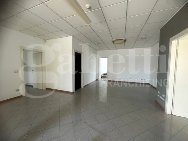 locale commerciale in vendita a Longone al Segrino
