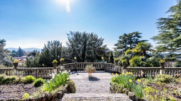 casa indipendente in vendita a Longone al Segrino