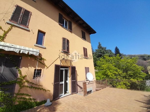 casa indipendente in vendita a Longone al Segrino