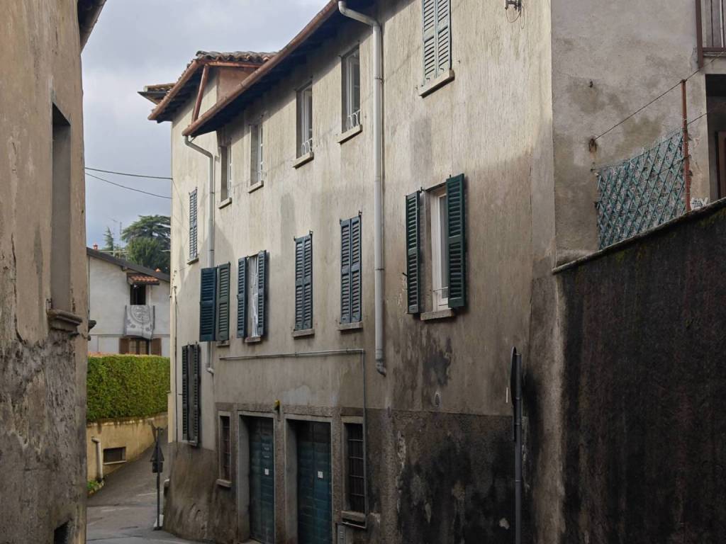 casa indipendente in vendita a Longone al Segrino