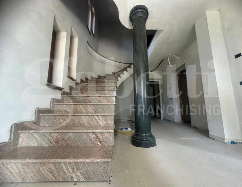 casa indipendente in vendita a Longone al Segrino