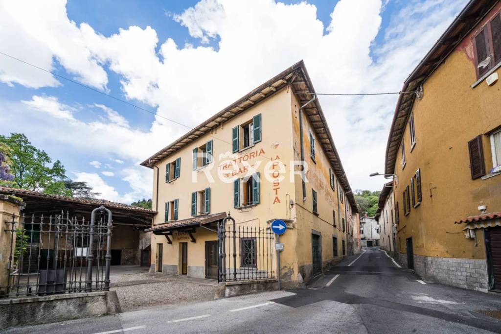 negozio in vendita a Longone al Segrino in zona Morchiuso