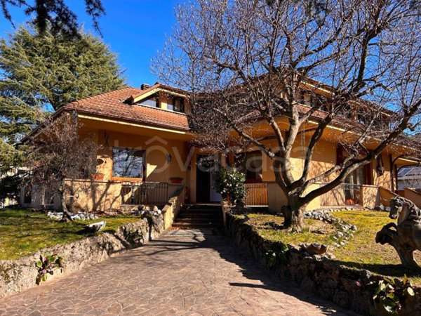 casa indipendente in vendita a Longone al Segrino