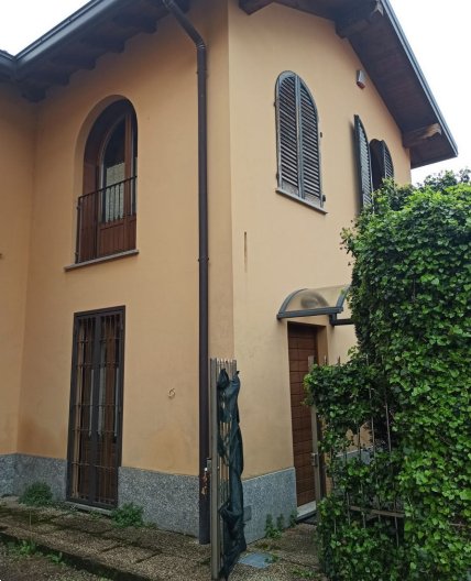 casa indipendente in vendita a Longone al Segrino