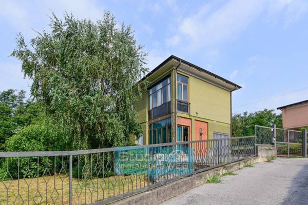 casa indipendente in vendita a Longone al Segrino in zona Morchiuso