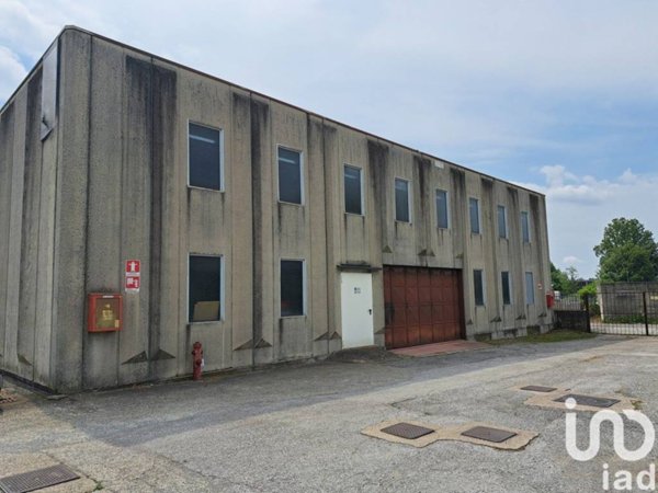 locale commerciale in vendita a Luisago