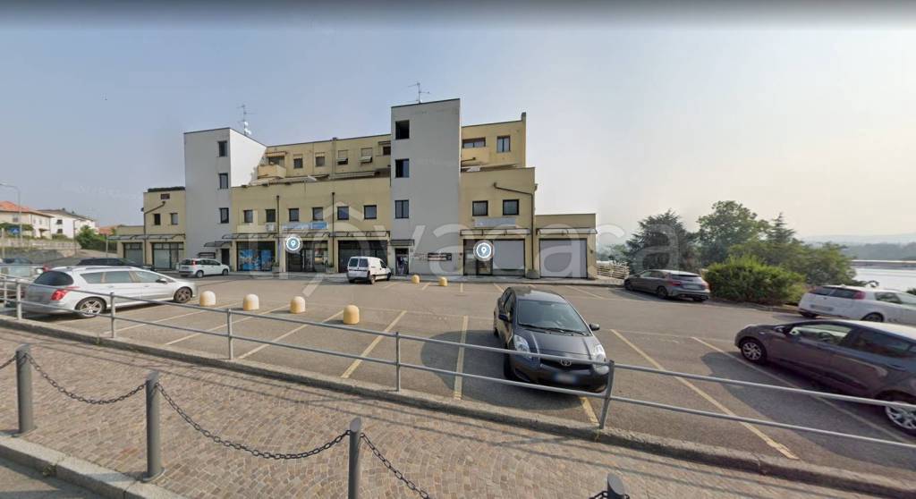 negozio in vendita a Luisago in zona Portichetto