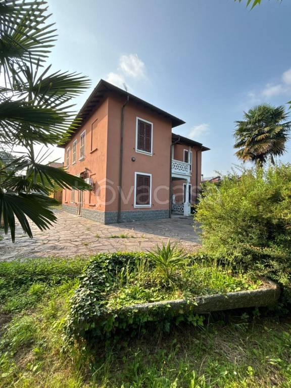 casa indipendente in vendita a Luisago