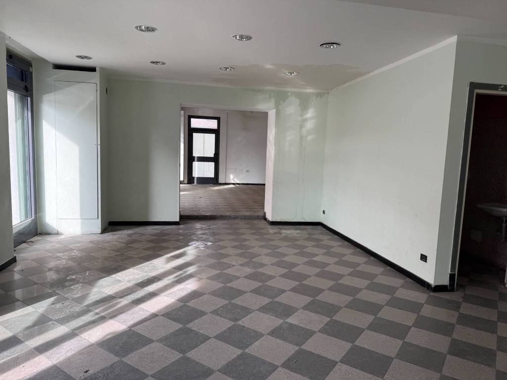 negozio in vendita a Luisago