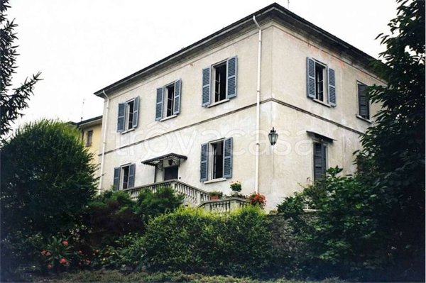 casa indipendente in vendita a Luisago