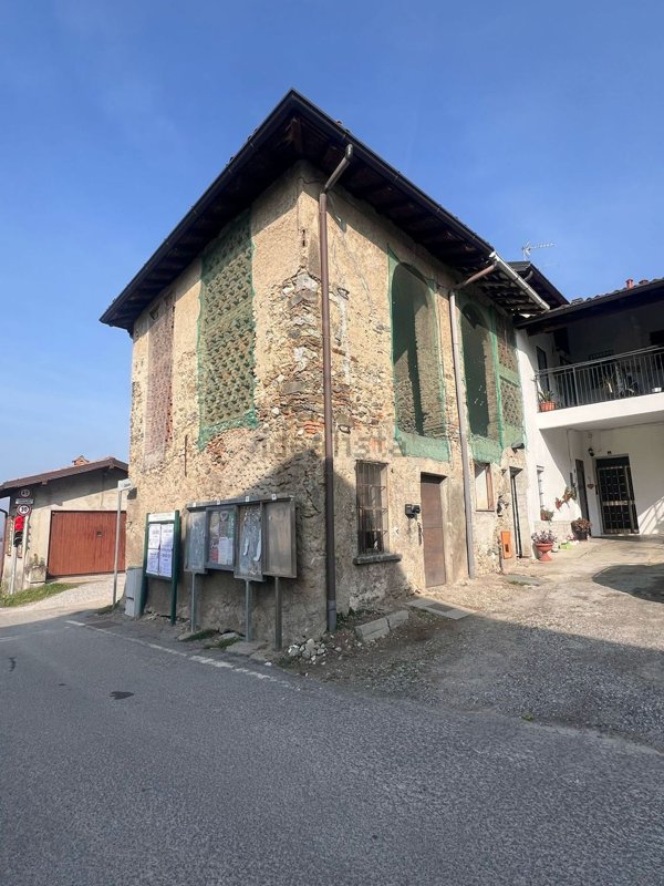 casale in vendita a Lurago d'Erba in zona Calpuno