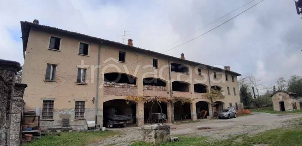 casale in vendita a Lurago d'Erba in zona Calpuno