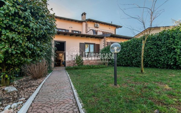 casa indipendente in vendita a Lurate Caccivio