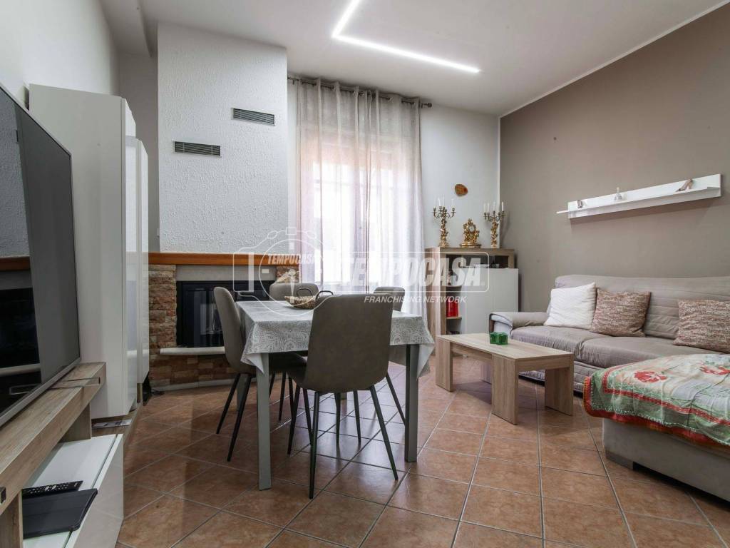 casa indipendente in vendita a Lurate Caccivio in zona Castello
