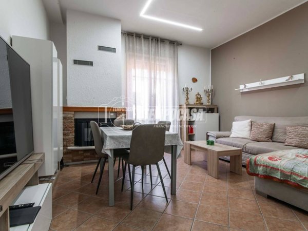 casa indipendente in vendita a Lurate Caccivio in zona Castello