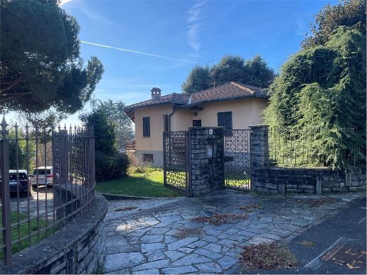 casa indipendente in vendita a Lurate Caccivio in zona Castello