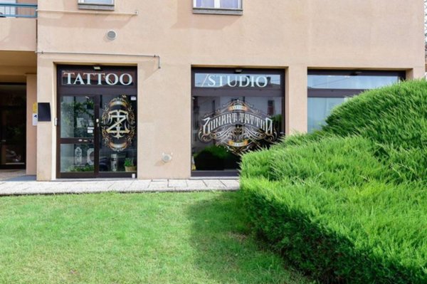 negozio in vendita a Lurate Caccivio in zona Castello