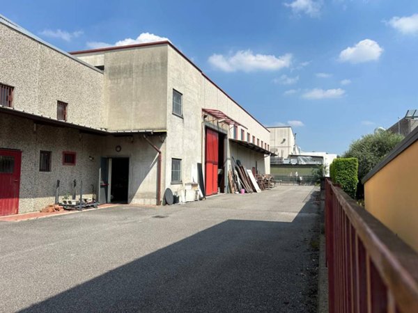 locale commerciale in vendita a Mariano Comense