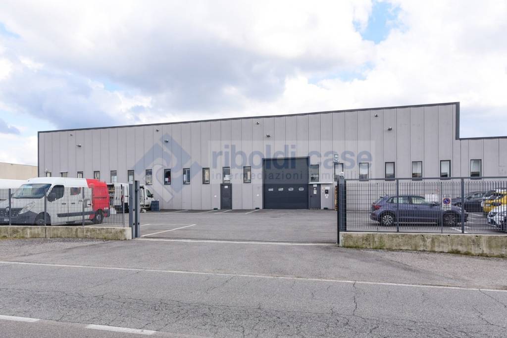 capannone in vendita a Mariano Comense