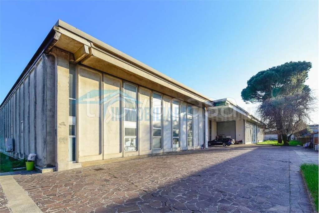 locale commerciale in vendita a Mariano Comense