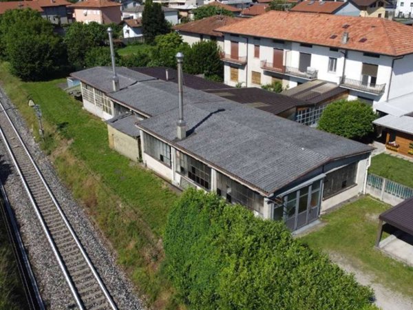 locale commerciale in vendita a Mariano Comense