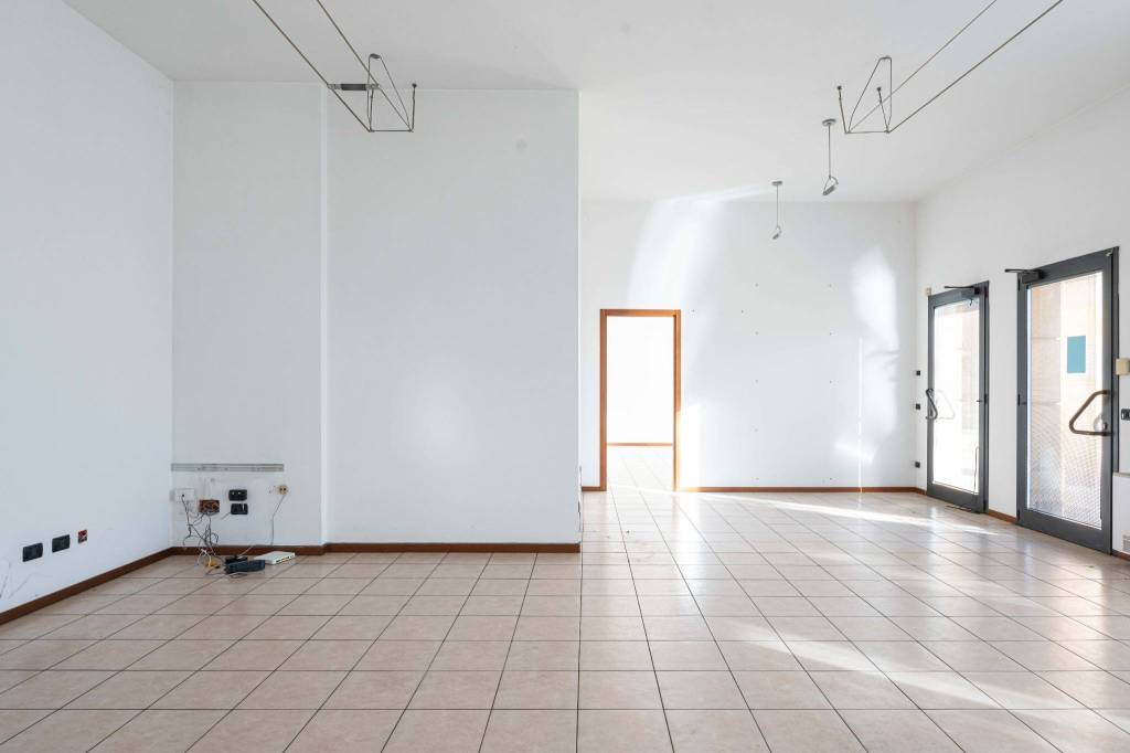 negozio in vendita a Mariano Comense