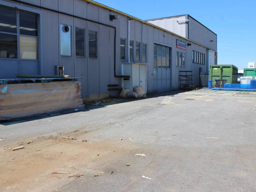 locale commerciale in vendita a Mariano Comense