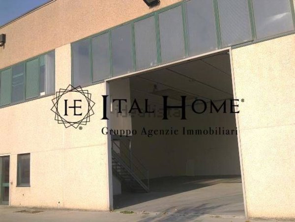 locale di sgombero in vendita a Mariano Comense