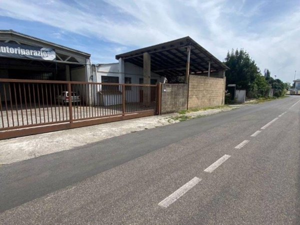 locale commerciale in vendita a Mariano Comense