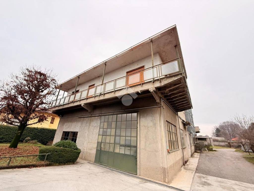 locale commerciale in vendita a Mariano Comense