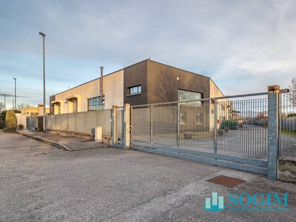 locale commerciale in vendita a Mariano Comense