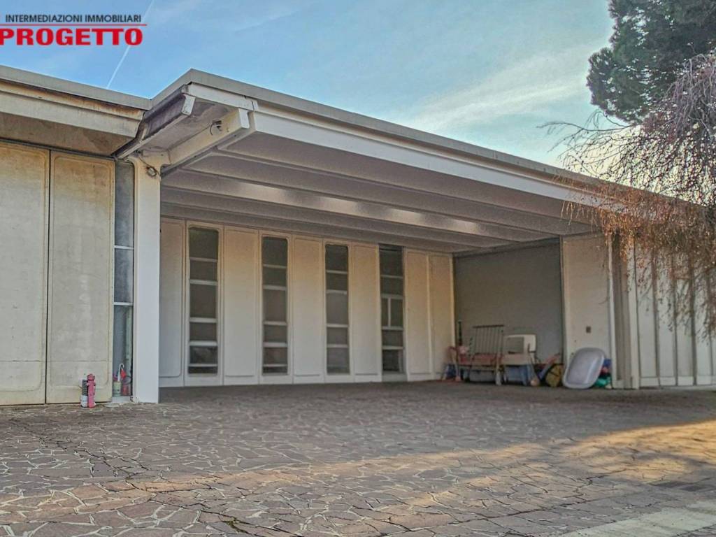 locale commerciale in vendita a Mariano Comense