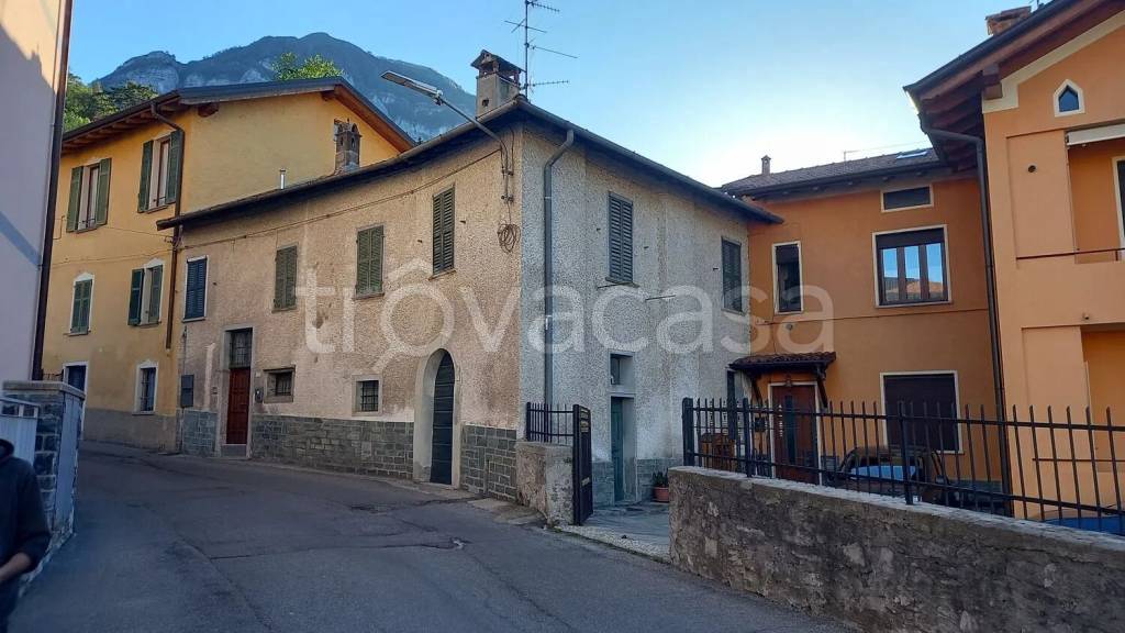 casa indipendente in vendita a Menaggio