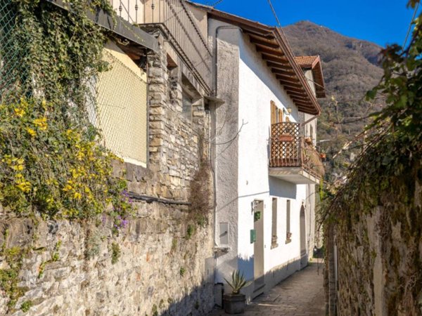 casa indipendente in vendita a Menaggio in zona Nobiallo