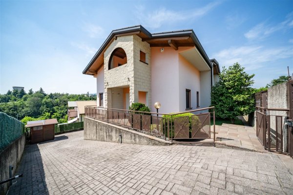 casa indipendente in vendita a Merone