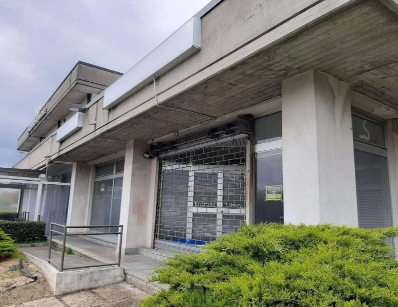 negozio in vendita a Merone