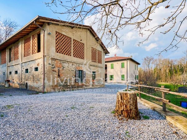 casale in vendita a Merone