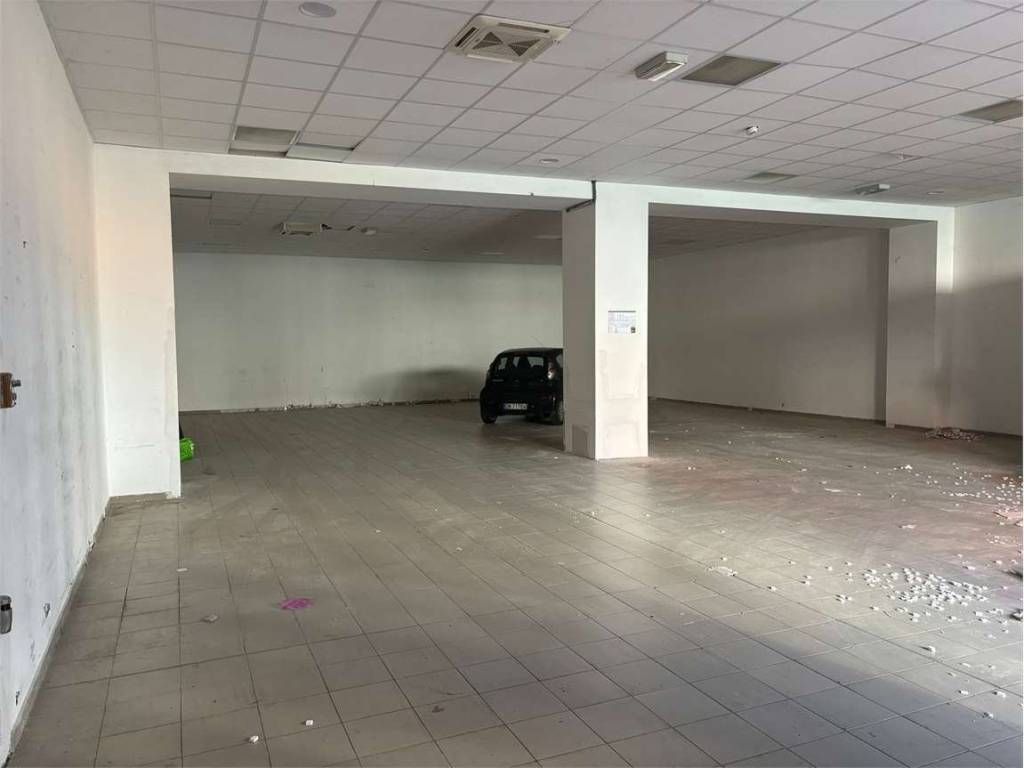 locale commerciale in vendita a Merone