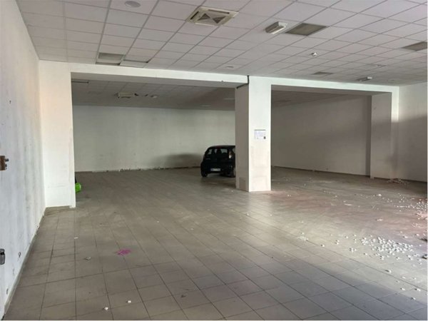 locale commerciale in vendita a Merone