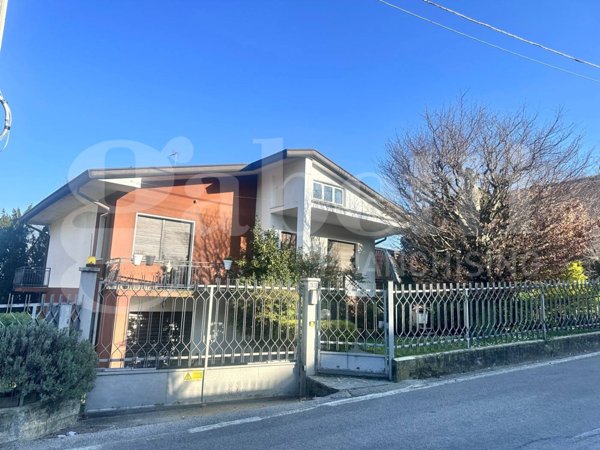 casa indipendente in vendita a Merone