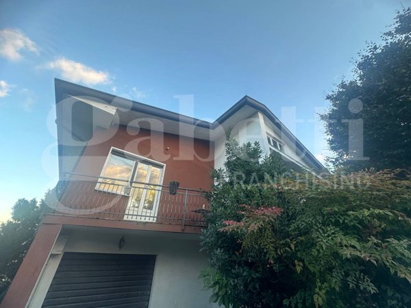 casa indipendente in vendita a Merone