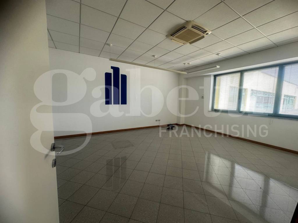 locale commerciale in vendita a Merone