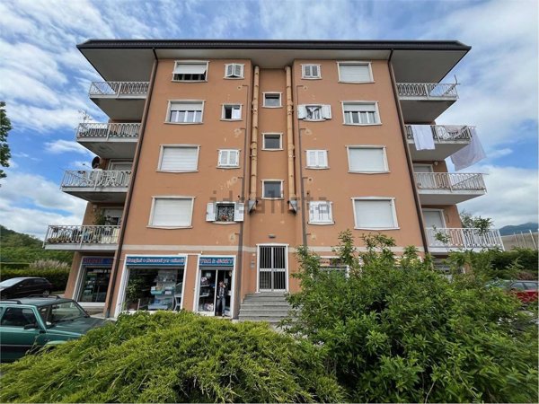 negozio in vendita a Merone