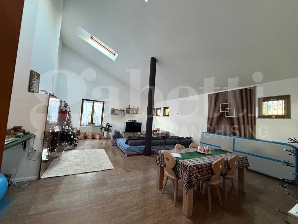 casa indipendente in vendita a Merone